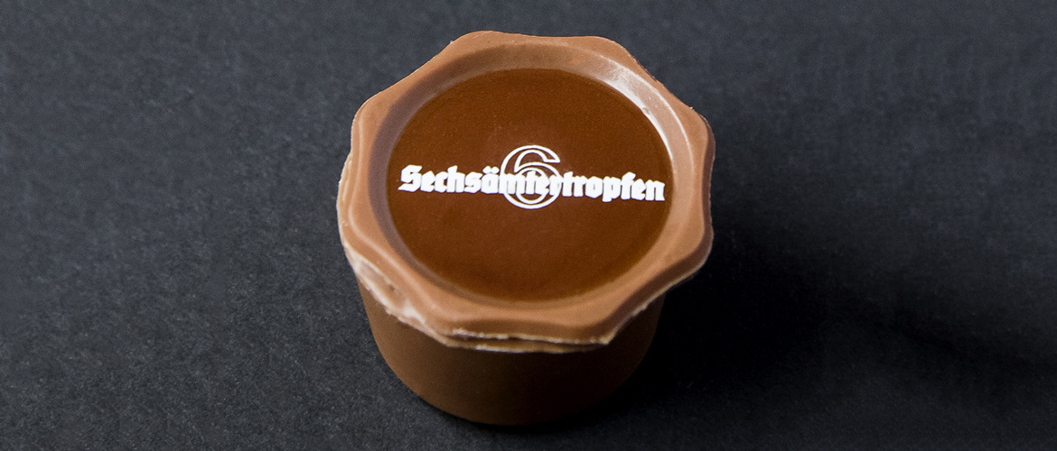 Sechsämter Praline - gefüllt mit Kräuterlikör von Sechsämter, abgerundet mit einer Schkoladenfüllung